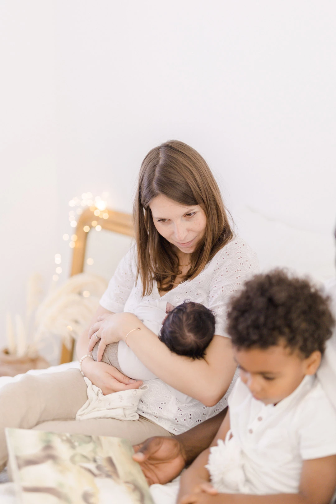 bonheur main enfant beige gris